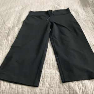 Lululemon relaxed fit crop black